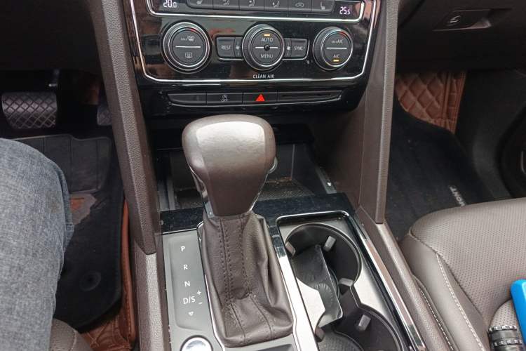 Used Volkswagen Teramont 2017 330TSI Two-Wheel-Drive Luxury Edition Gear Lever