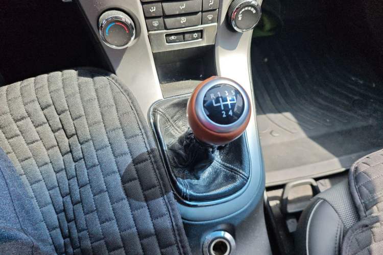 Used Chevrolet Cruze 2013 1.6L SE MT Gear Lever