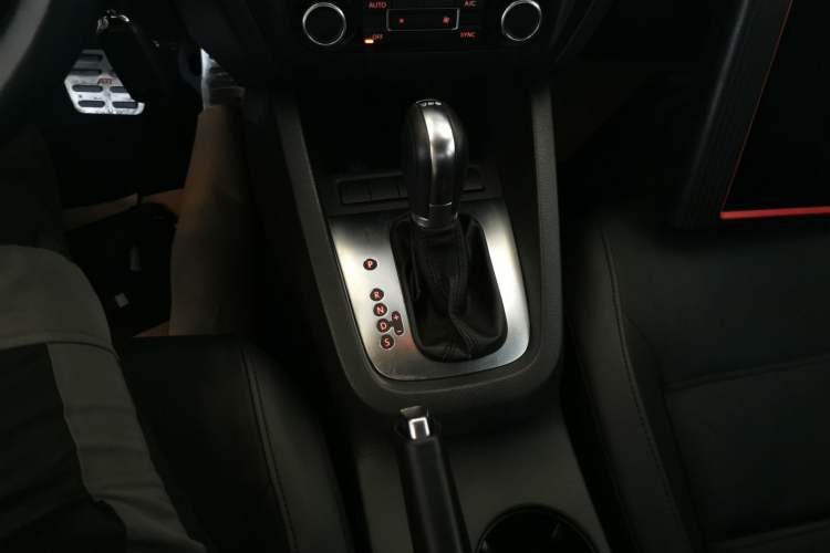 Used Volkswagen Sagitar 2014 Revised Version 1.4TSI Automatic Luxury Edition Gear Lever