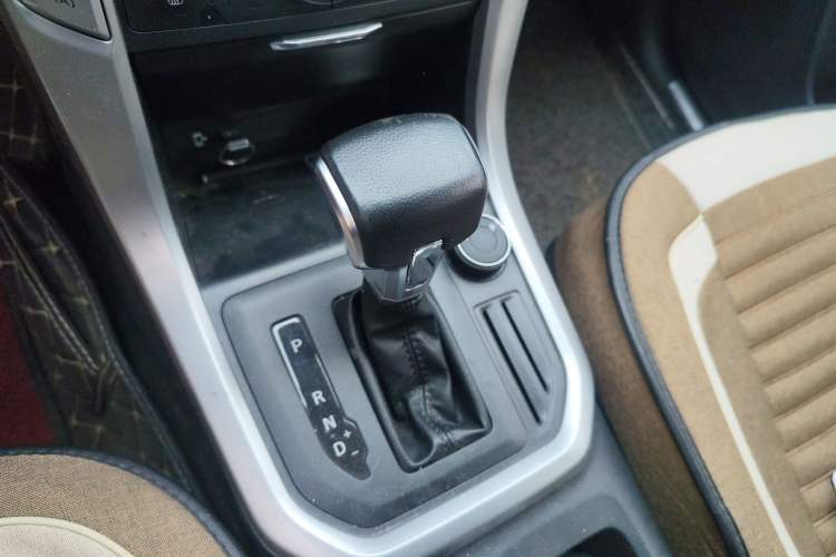 Used SAIC MAXUS T60 2017 2.0T Gasoline Automatic 4x4 High-Ride Elite Standard Cabin Gear Lever