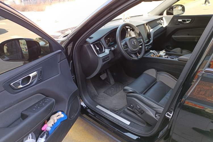 Used Volvo XC60 New Energy 2024 T8 Plug-in Hybrid Long-Range All-Wheel Drive Zhiyuan Polar Night Edition
