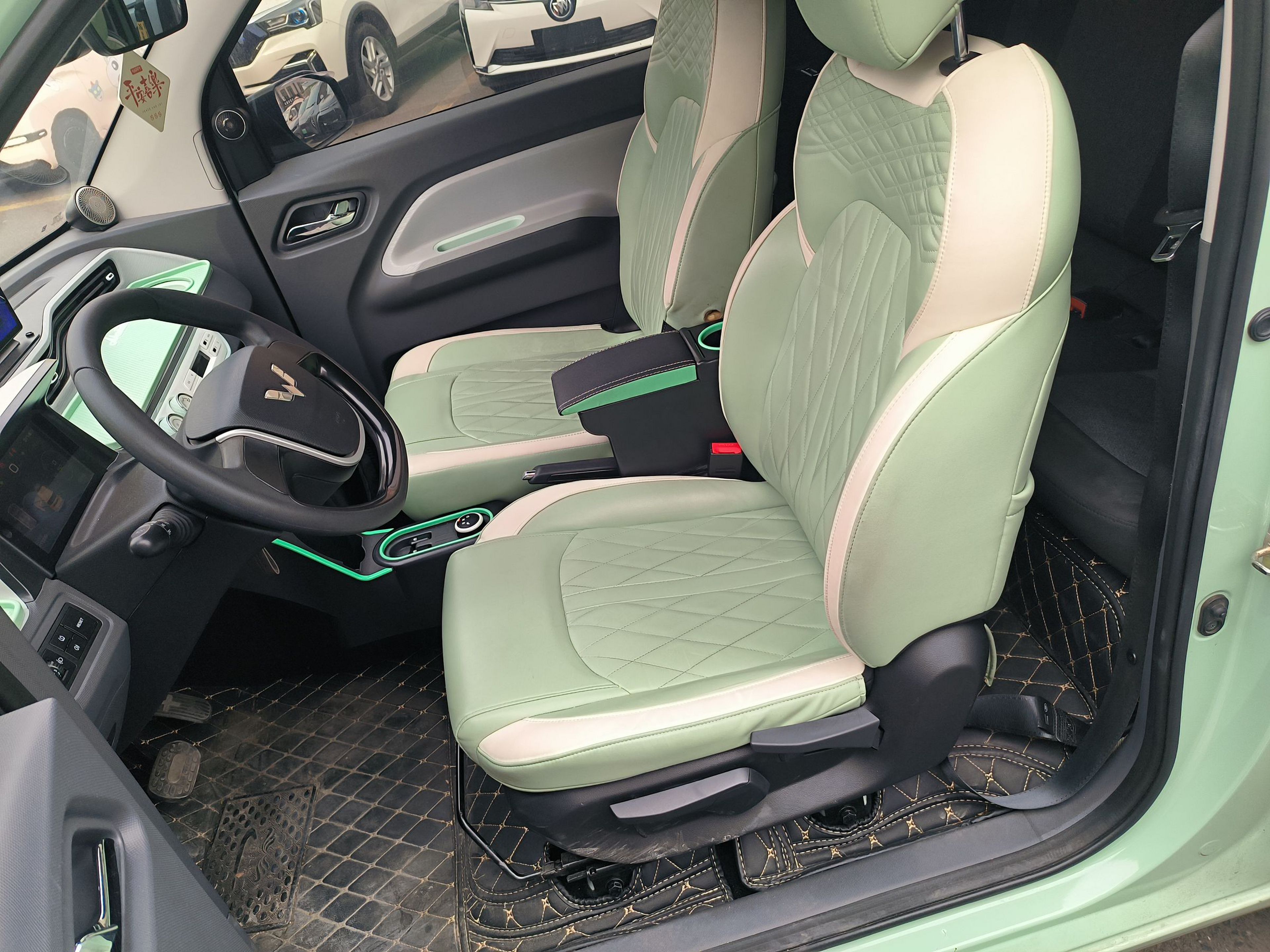 المقاعد الأمامية داخل السيارة