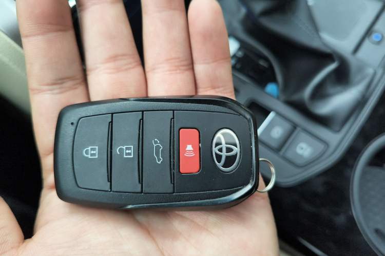 Used Toyota Land Cruiser 2022 3500 3.5T GXR with 20 Wheels Velvet Interior Ambient Lighting and Creep Mode—Middle East Edition Vehicle Key