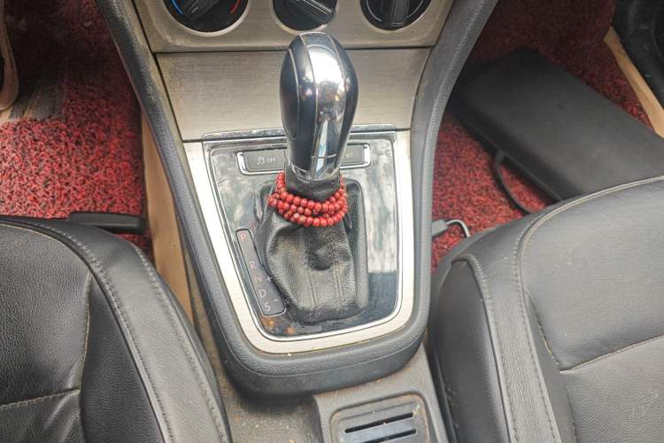 Used Volkswagen Lavida 2013 1.6L Automatic Comfort Edition Gear Lever