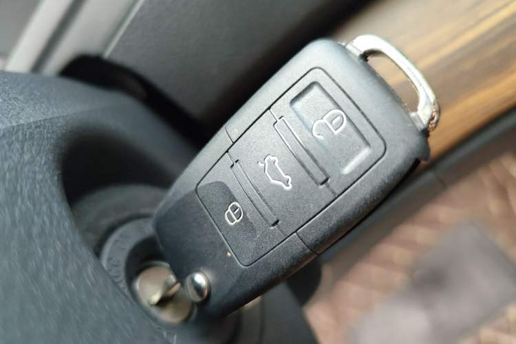 Used FORTHING Lingzhi PLUS 2021 2.0L Manual Luxury 7-Seater Vehicle Key