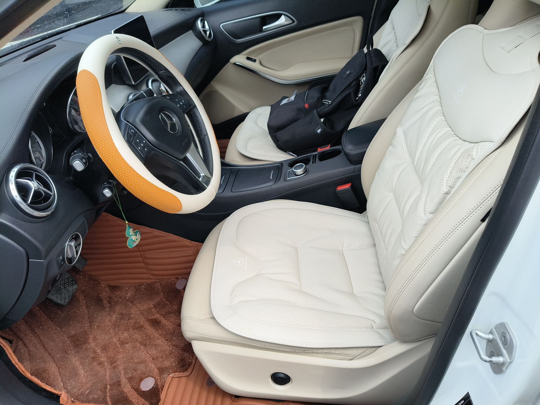 Переднее сиденье в автомобиле