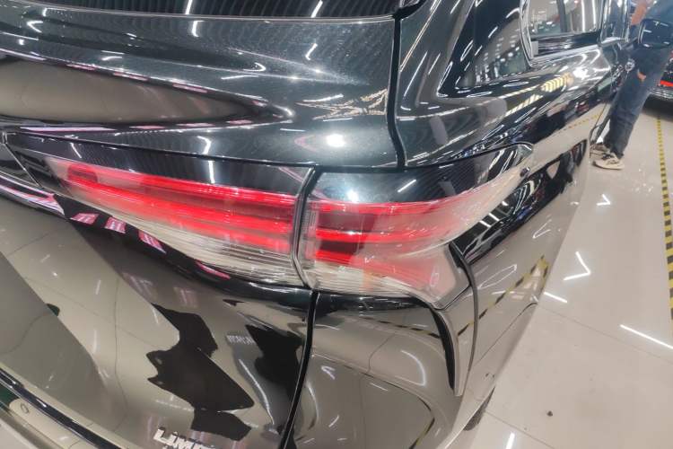 Used Toyota Sienna 2023 2.5L Hybrid Deluxe Edition