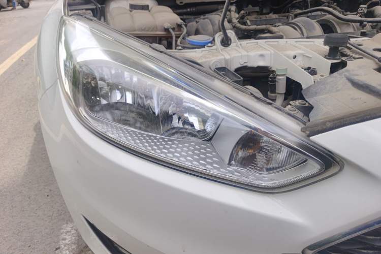 Used Ford Focus 2015 Hatchback 1.6L Automatic Comfort Model Right Front Headlight