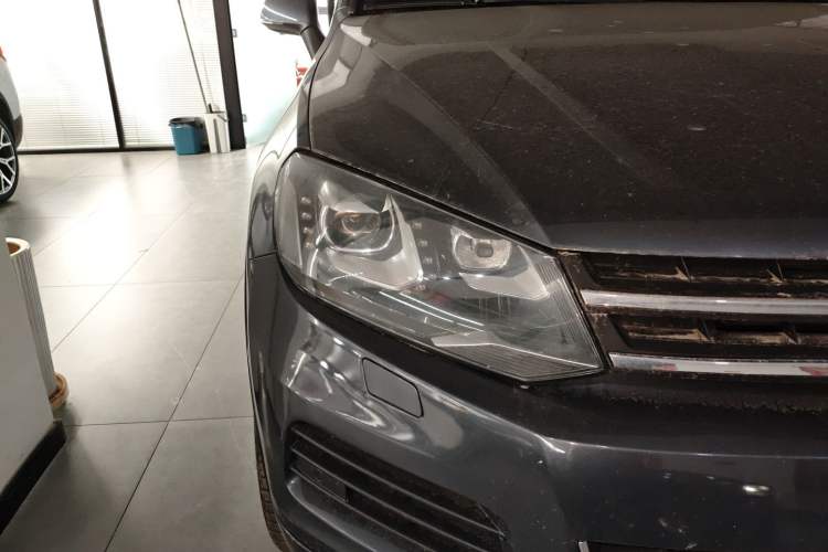 Used Volkswagen Touareg 2011 3.0 TSI High-End Version Right Front Headlight