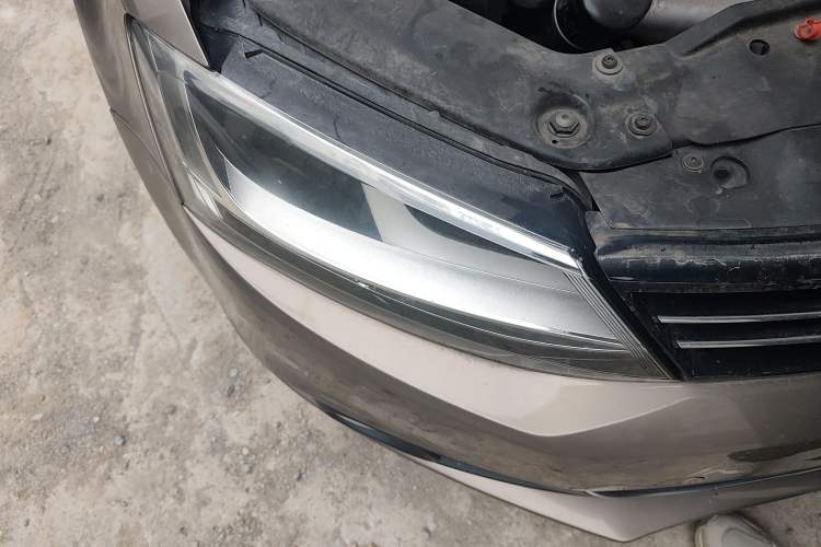 Used Volkswagen Sagitar 2012 1.6L Manual Comfort Model Right Front Headlight