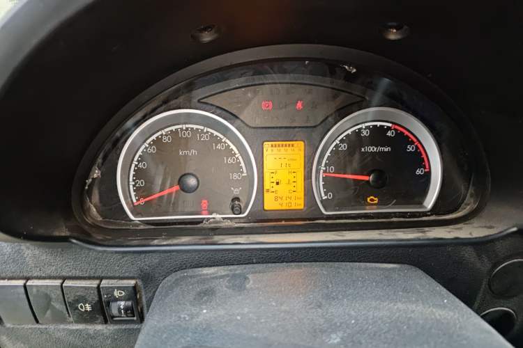 Used Dongfeng Yufeng 2020 2.3T Economy Logistics Vehicle Short Wheelbase Mid-Roof Design 5-9 Seats WP2.3