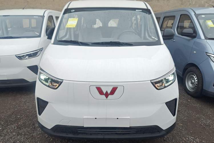 Used Wuling Yangguang 2024 300KM Comfort Version Passenger Van 75kW
