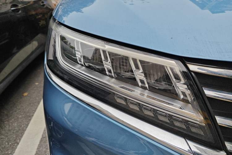 Used Roewe RX5 New Energy 2017 eRX5 50T Hybrid Connected Prestige Flagship Edition Right Front Headlight