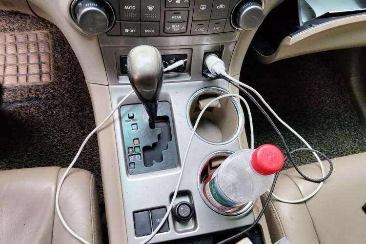 Used Toyota Highlander 2012 2.7L Two-Wheel Drive 7-Seater Luxury Edition Gear Lever