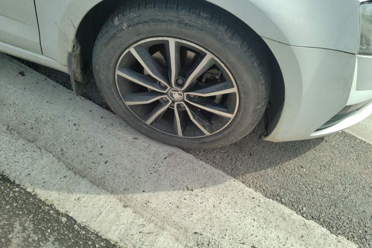 Used Skoda Octavia 2016 1.6L Manual Smart Drive Version Right Front Wheel Hub