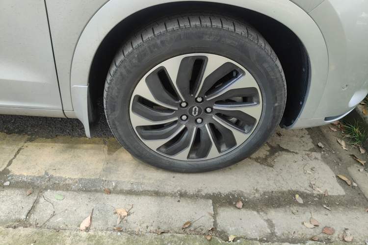 Used Hima AITO M7 2024 1.5T Rear-Drive Plus Version 5 Seats Right Front Wheel Hub