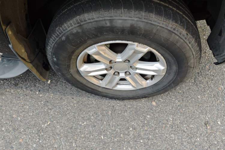 Used SAIC MAXUS T70 2021 2.0T Diesel Automatic 4x4 Advanced Version with Long Bed and High Ground Clearance Right Front Wheel Hub