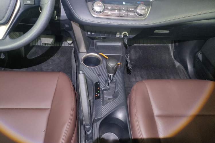 Used Toyota RAV4 2015 2.0L CVT Two-Wheel Drive Fashion Edition