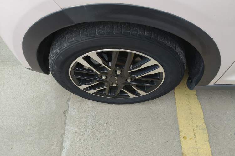 Used Chery QQ Little Ant 2022 Revised Version Sweet Pink Edition Half-Sugar Version Lithium Iron Phosphate 30.7 kWh 30 kW 301 km Left Front Wheel Hub