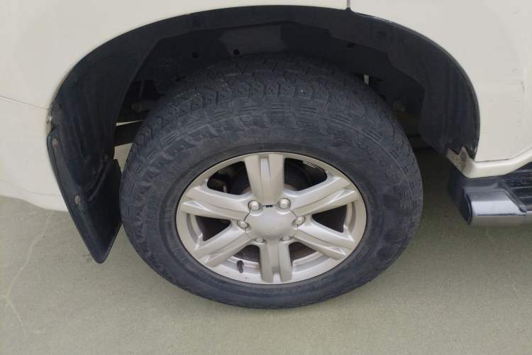 Used Isuzu mu-X 2015 2.5T Two-Wheel Drive Automatic Luxury Edition 7 Seats Right Rear Wheel Hub