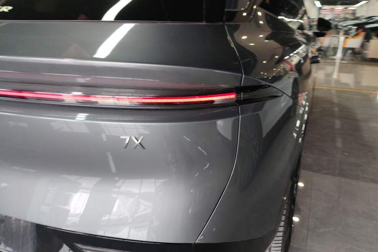 Used Zeekr 7X 2025 100 kWh Long-Range Rear-Wheel Drive with Intelligent Driving Features