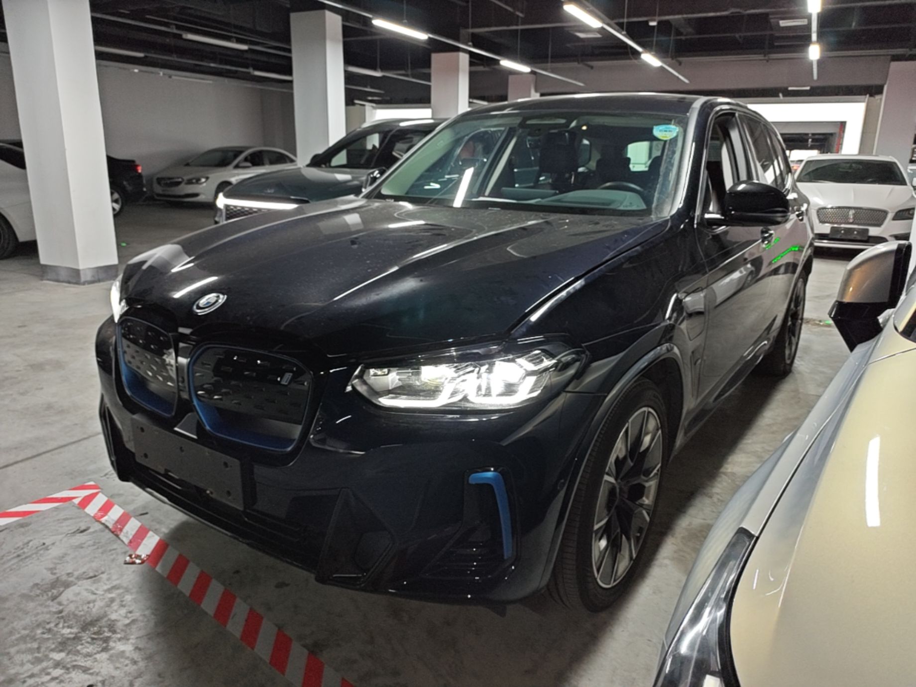 Unter der Vorderseite des Autos