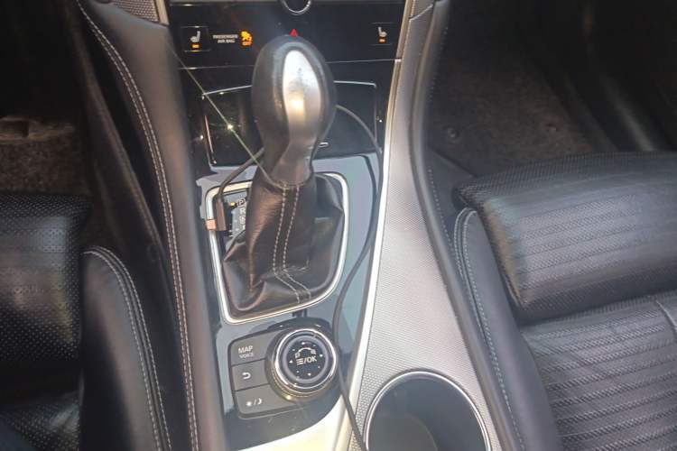 Used Infiniti Q50 2014 3.7L Luxury Sport Edition Gear Lever