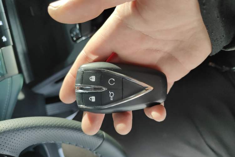 Used Changan UNI-V iDD 2024 Blue Whale Smart Electric iDD 136km Luxury Model
