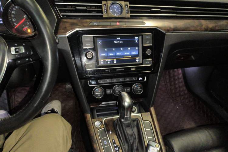 Used Volkswagen Magotan 2018 Facelift 330TSI DSG Luxury Model Audio And AC Panel