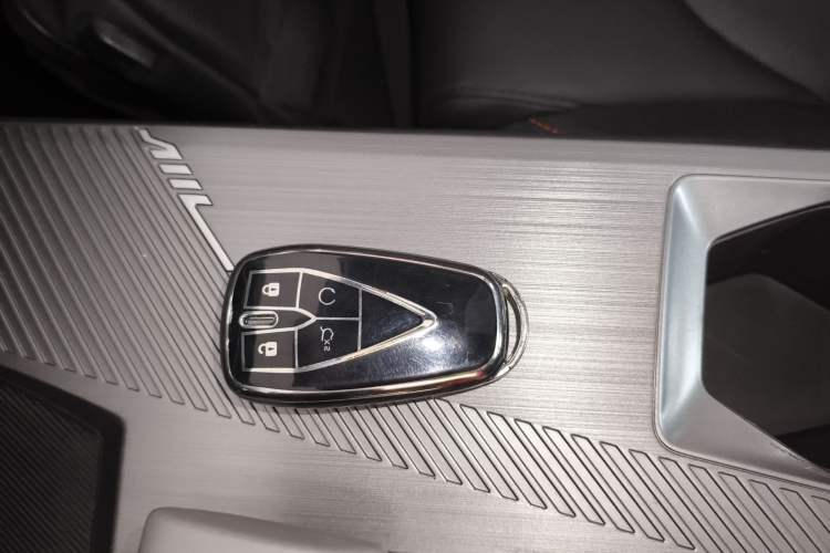 Used CHANGAN OSHAN Z6 2023 Blue Whale 1.5T DCT Smart Edition