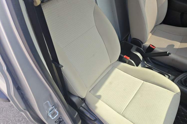 Used Wuling Hongguang V 2022 1.5L Jingqu Edition Enclosed-Window Vehicle with Electric Power Steering LAR