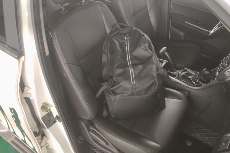 Used JMC Yusheng S350 2013 2.4T Automatic 2WD Diesel Luxury 7-Seater Right Front Seat