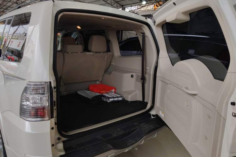 Used Mitsubishi Pajero 2018 3.0L Automatic Standard Edition Trunk