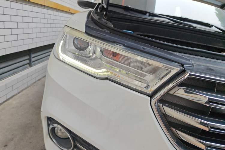 Used Haval H6 2017 Blue Label 2.0T Automatic Two-Wheel Drive Smart Edition Right Front Headlight