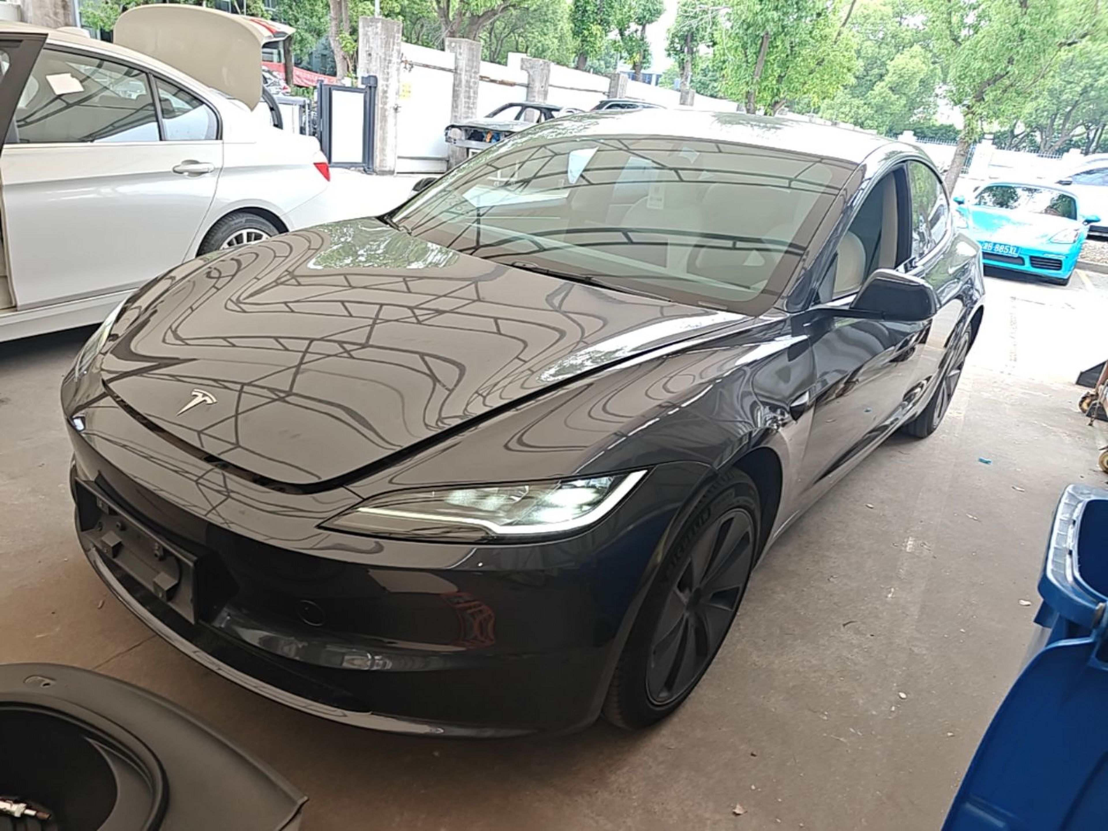 Под передней частью автомобиля