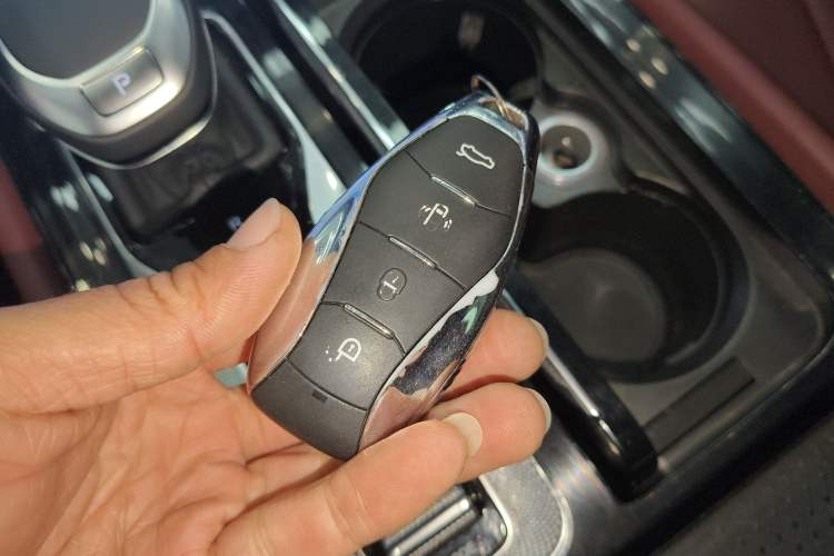 Used Hongqi H5 2024 2.0T Automatic Smart Connect Flagship Edition Vehicle Key