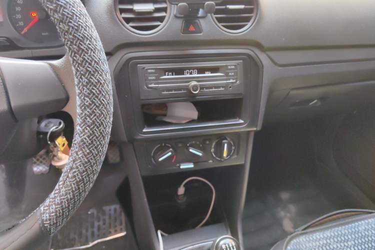 Used Volkswagen Jetta 2013 1.6L Manual Fashion Edition Audio And AC Panel