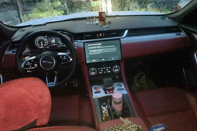 Used Jaguar F-PACE 2024 P250 R-Dynamic SE Center Console