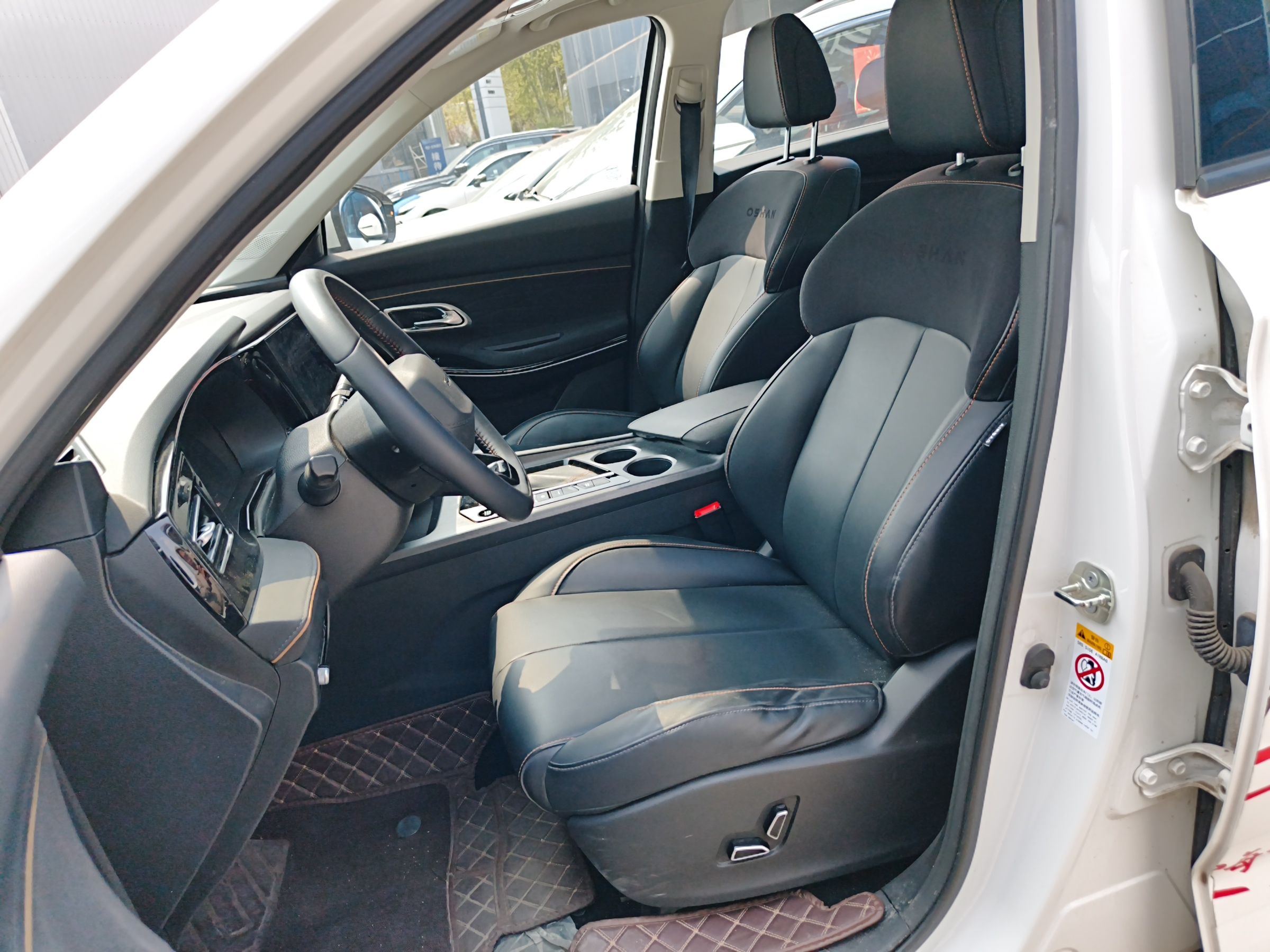 المقاعد الأمامية داخل السيارة