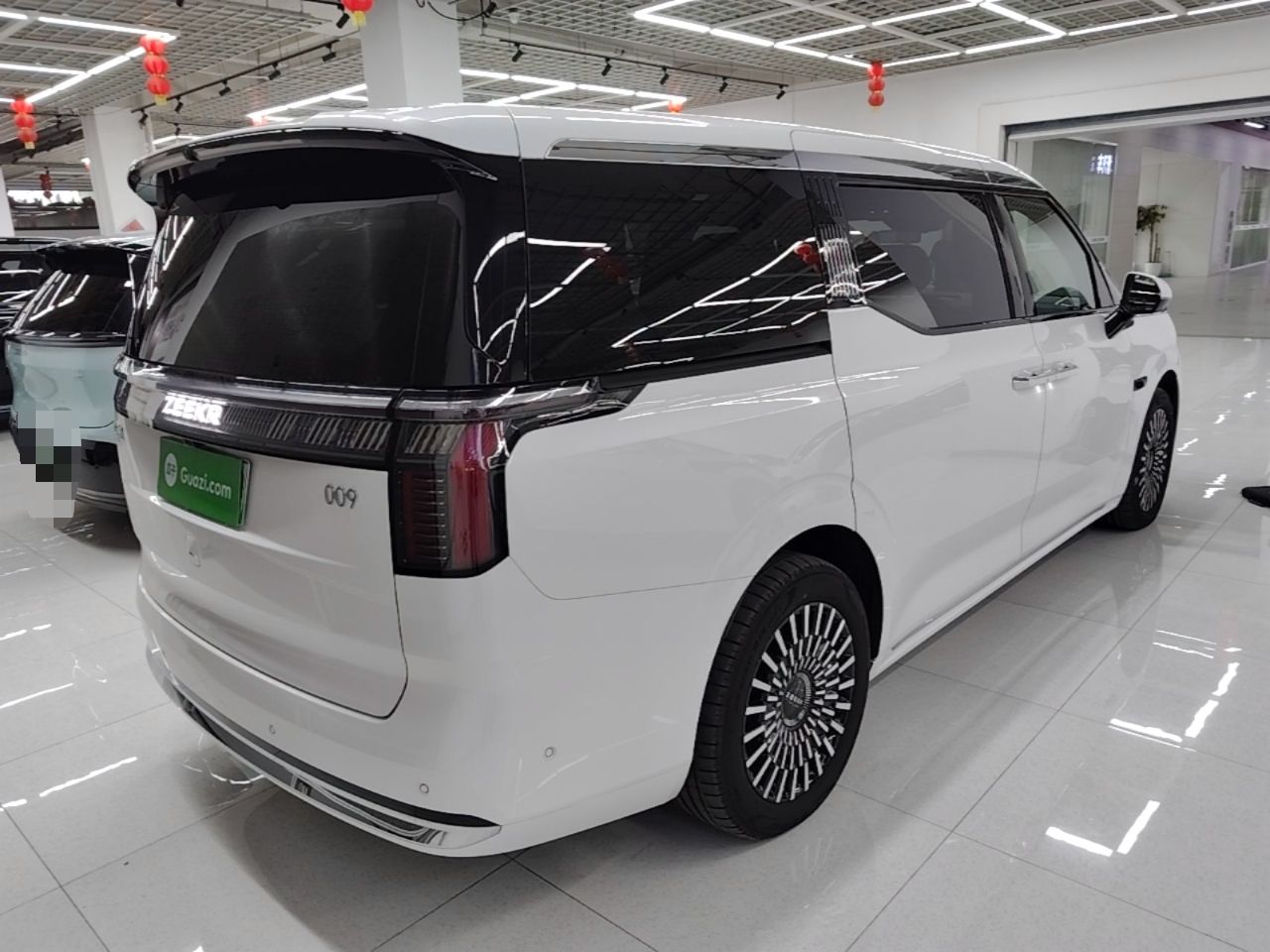 Zeekr 009 2024 7-Seater Walk-Through Version Four-Wheel Drive 108 kWh — снимка 6