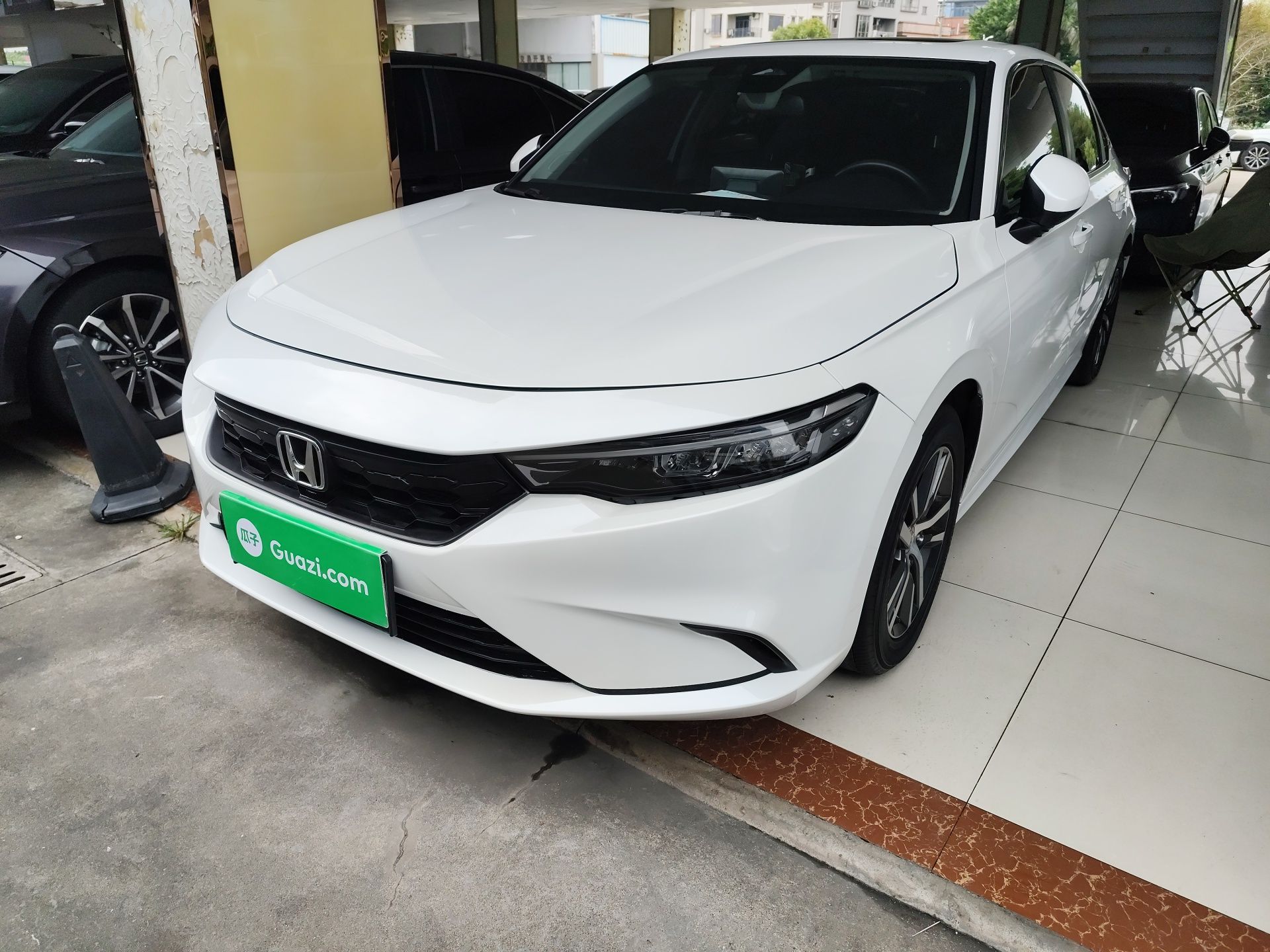 تحت مقدمة السيارة