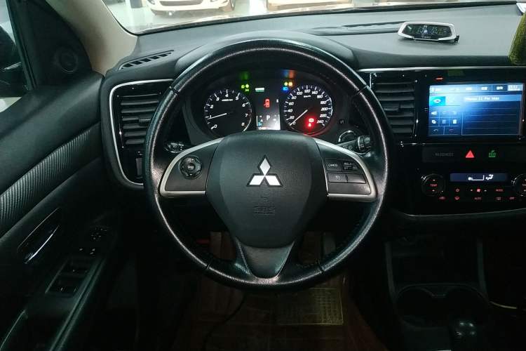 Used Mitsubishi Outlander 2013 2.4L Four-Wheel Drive Luxury Navigation Version 7 Seats