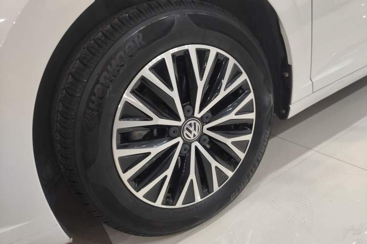 Used Volkswagen Sagitar 2021 200TSI DSG Comfort Connect Edition Left Front Wheel Hub