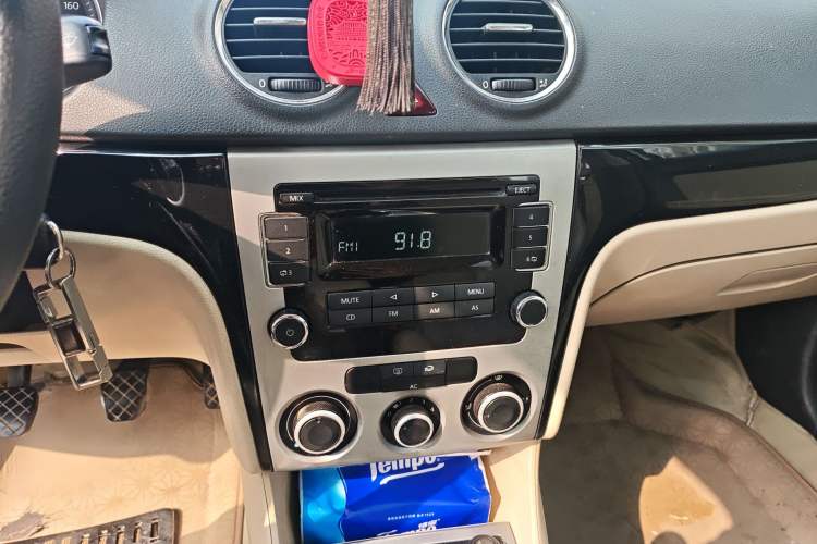 Used Volkswagen Lavida 2011 1.6L Manual - Premium Edition Audio And AC Panel