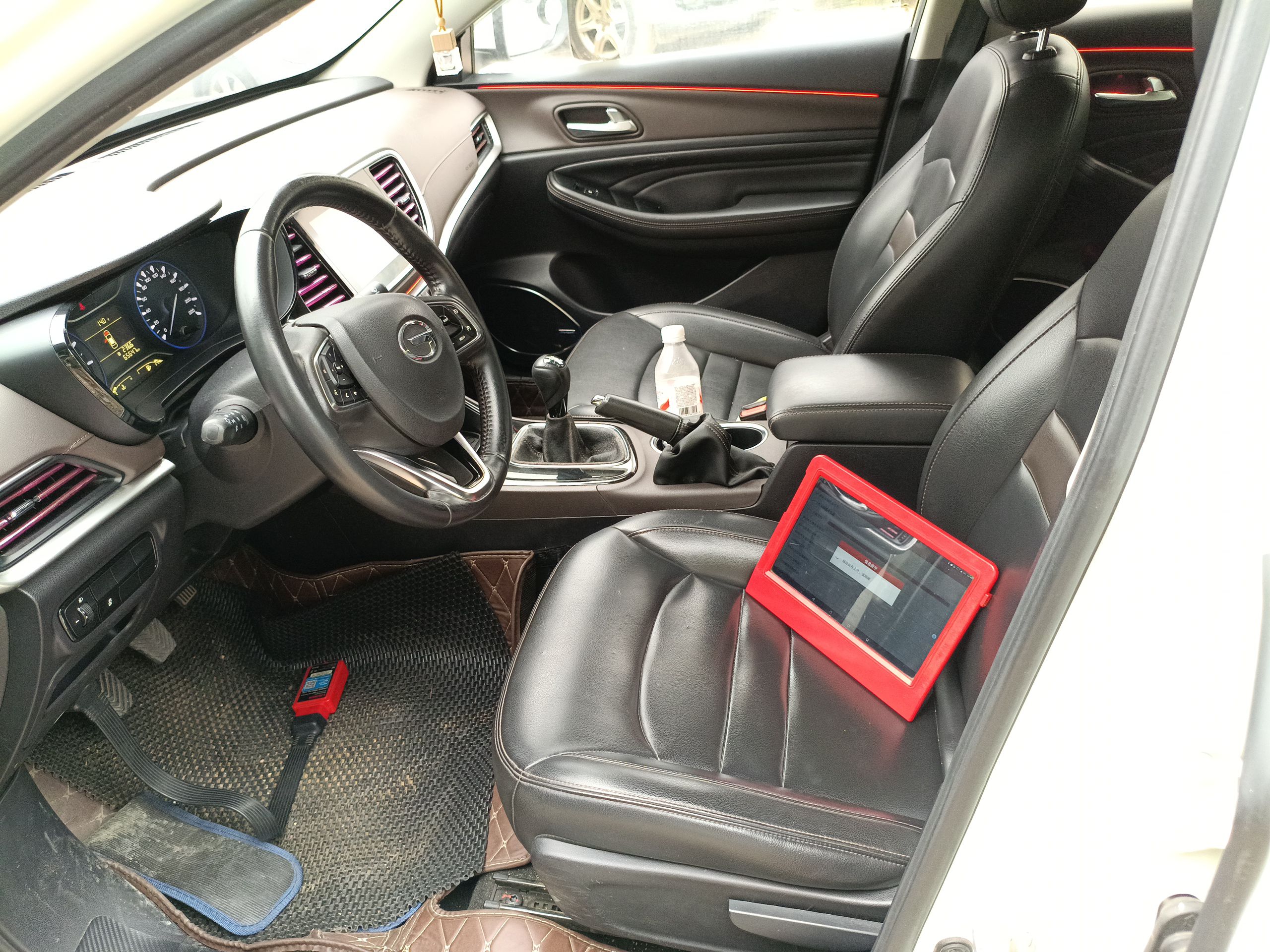 المقاعد الأمامية داخل السيارة