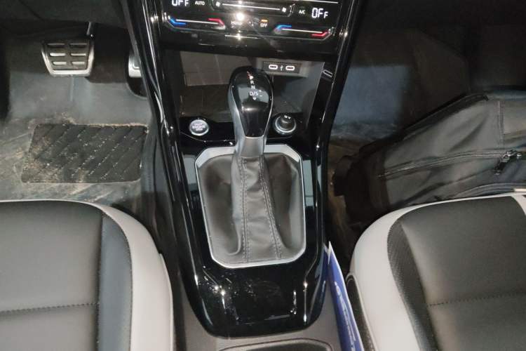 Used Volkswagen T-ROC 2025 300TSI DSG Two-Wheel Drive Chen Guang Edition
