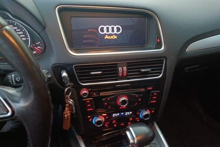 Used Audi Q5 2013 40 TFSI Technology Edition Audio And AC Panel