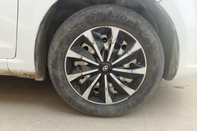 Used FAW Yingzhi 727 2016 1.5L Standard Edition Right Front Wheel Hub