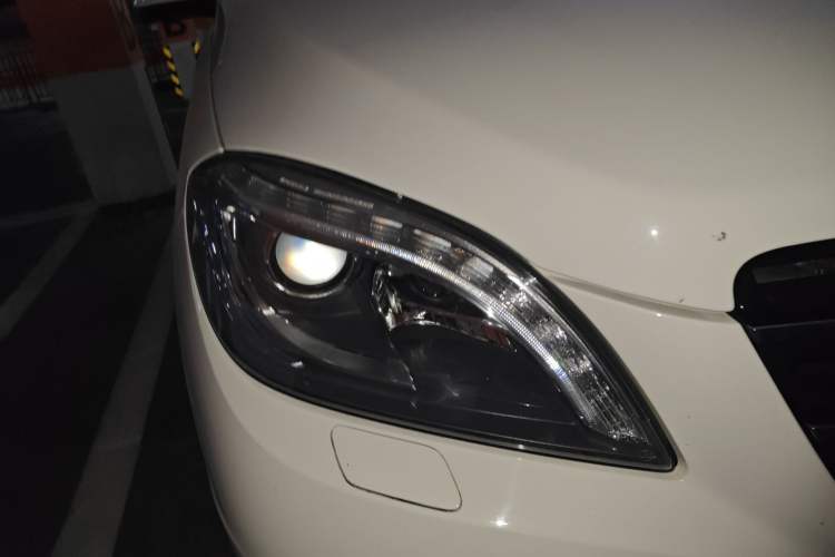 Used Mercedes-Benz M-Class 2015 ML 320 4MATIC Right Front Headlight