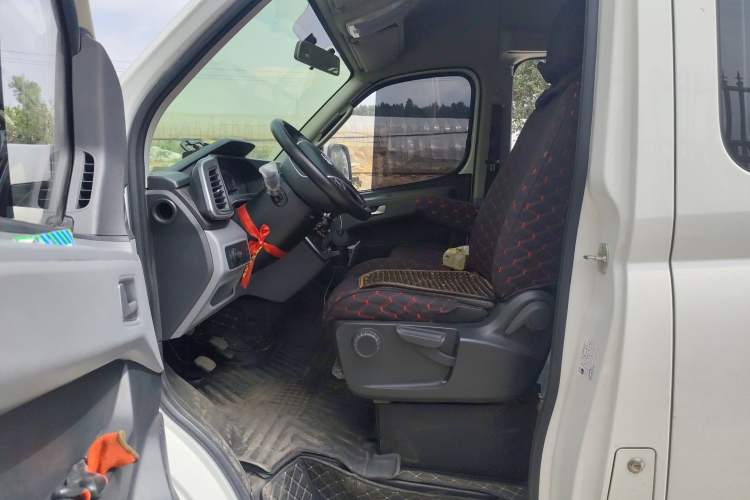 Used SAIC MAXUS Xintu V80 2024 Aotuntong 6MT Short-Wheelbase Mid-Roof Model with 127 Ps 5/6 Seats